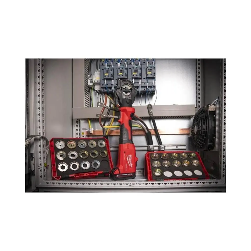 Акумулаторна кербовка Milwaukee M18ONEHCCT60-202C с 2бр. батерии 2Ah и зарядно